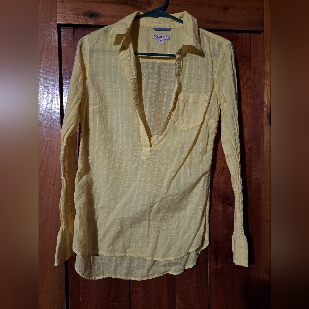 Long-sleeved blouse.